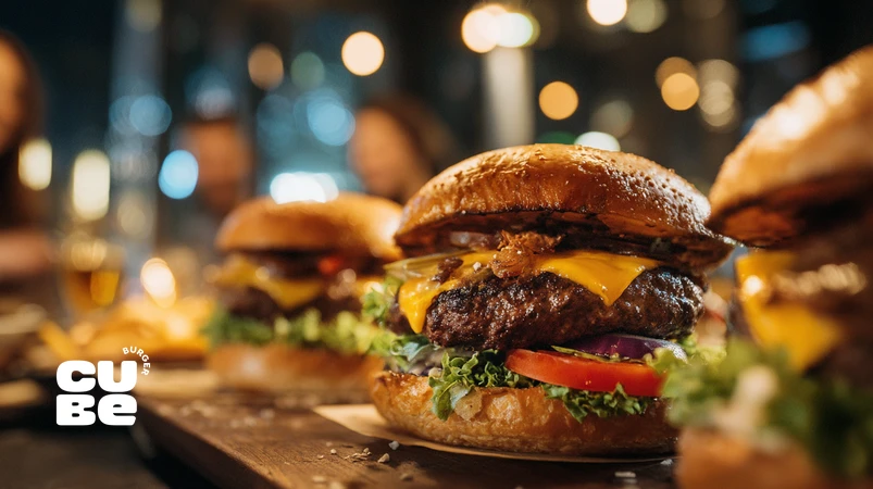 جمعی از جوانان در رستوران شهری در حال خوردن برگر دستساز گورمه کیوب برگر و ساختن خاطره غذایی و داستان مشتری