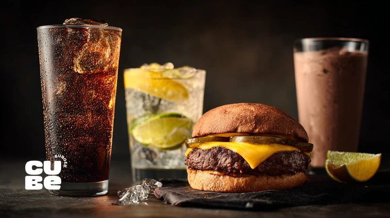 تحلیل نوشیدنی‌های فست‌فودی کنار برگر؛ مقایسه نوشابه گازدار، موکتل دست‌ساز، آب گازدار و میلک‌شیک در همراهی با برگر گورمه و تأثیر آن‌ها بر پاک‌کنندگی کام و طعم برگر.