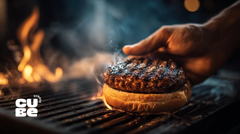 پخت برگر دست‌ساز روی گریل با کنترل حرارت دقیق و طعم دودی حرفه‌ای