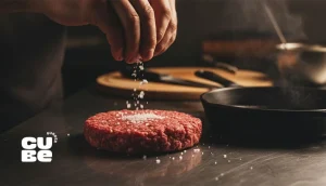 چه چیزی طعم گوشت را «گرد» می‌کند؟ نقش زمان، نمک و استراحت