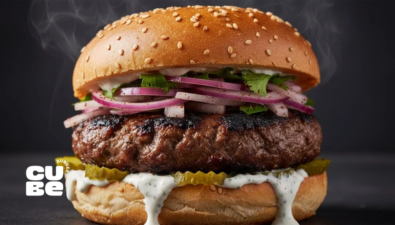 کلوزآپ برگر الهام‌گرفته از غذای خیابانی ترکیه با طعم کبابی، پیاز سماقی و نان تست‌شده در نورپردازی موودی