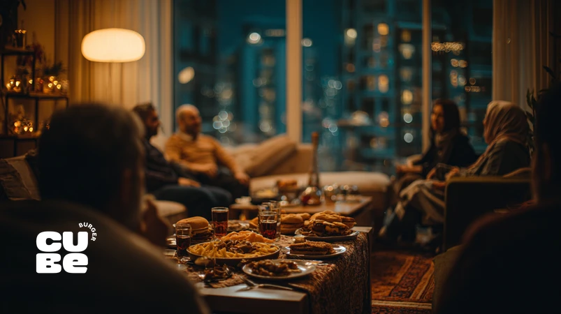 جمع صمیمی خانواده و دوستان در یک شب آخر هفته در حال خوردن برگر آخر هفته با حال‌وهوای آیینی و دورهمی