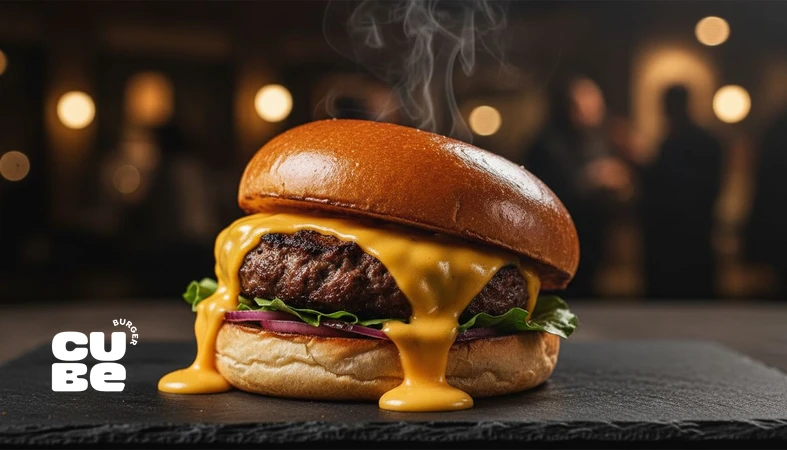 کلوزآپ برگر با نورپردازی شبانه و فضای آخر هفته برای توضیح تجربه طعم در شب و روانشناسی طعم